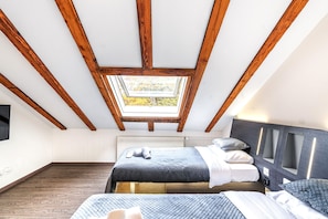 Habitación cuádruple familiar, varias camas, vistas a la ciudad | Wifi gratis