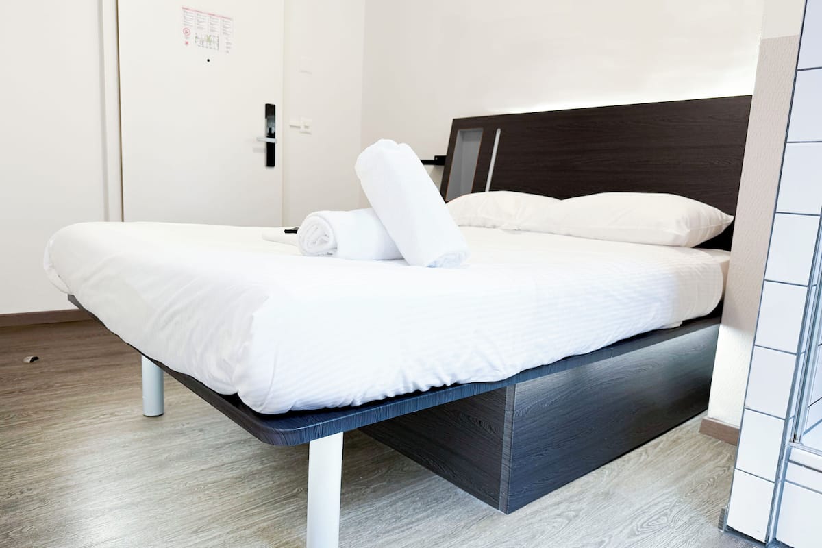 Free WiFi, bed sheets