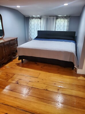 4 bedrooms, desk, WiFi, bed sheets