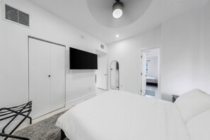 2 bedrooms, iron/ironing board, internet, bed sheets