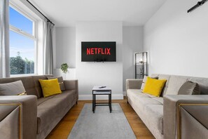 Televisión y chimenea