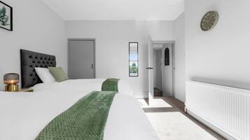 Bureau, fer et planche à repasser, lit parapluie, Wi-Fi