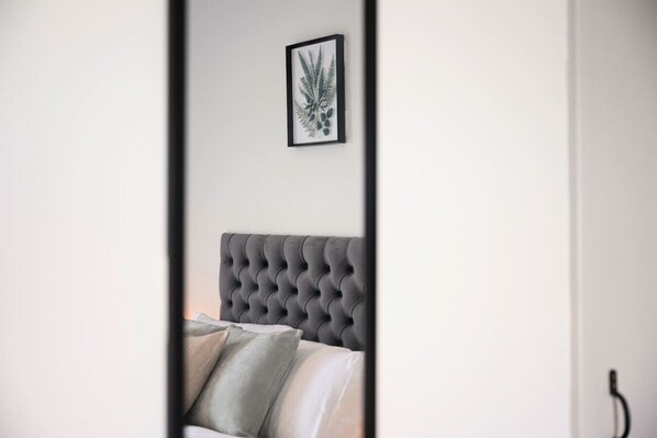 Escritorio, tabla de planchar con plancha, cuna de viaje y wifi