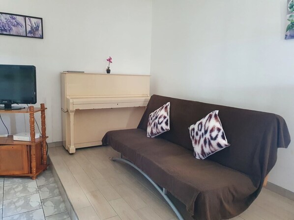 Family Apartment, Balcony, Pool View | Living area