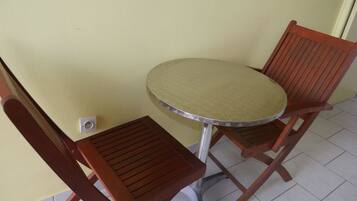 Standard Apartment, Pool View | Ruang makan