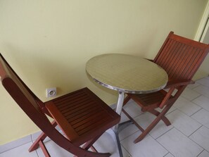 Standard Apartment, Pool View | Dining room