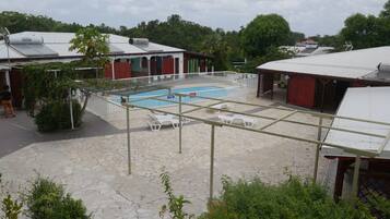 Kolam renang terbuka