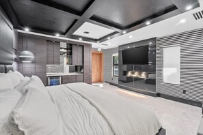 6 bedrooms, iron/ironing board, WiFi, bed sheets - Luxury 6BR Estate w/ Heated Pool & Huge Parking (Miami)