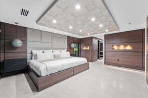 6 slaapkamers, een strijkplank/strijkijzer, wifi, beddengoed