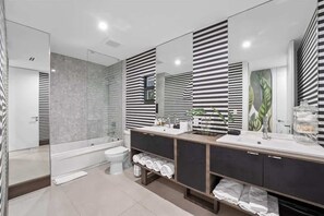 Shower, hair dryer, towels - Luxury 6BR Estate w/ Heated Pool & Huge Parking (Miami)