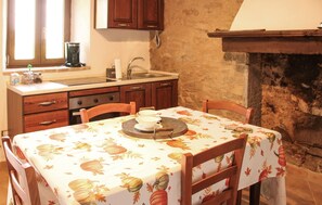 Fridge, coffee/tea maker, cookware/dishes/utensils - 2 bedroom cozy apartment in Arcidosso (Arcidosso)