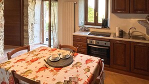 Un'accogliente cucina con mobili in legno, un lavello e una finestra.
