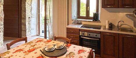 Fridge, coffee/tea maker