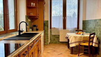 Frigorifero, microonde, forno, piano cottura