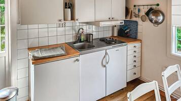 Fridge, stovetop, coffee/tea maker