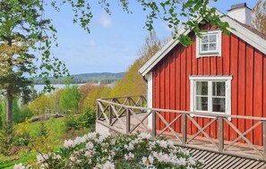Property grounds - Gorgeous home in Gränna with lake view (Gränna)