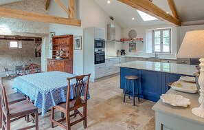 Réfrigérateur, four, lave-vaisselle, cafetière/bouilloire