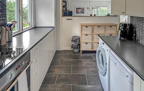 Jääkaappi, liesi, astianpesukone, kahvin-/teenkeitin