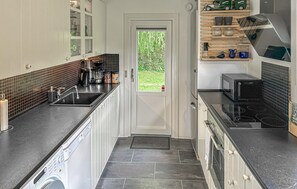 Jääkaappi, liesi, astianpesukone, kahvin-/teenkeitin