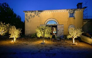 تناول الطعام بالخارج