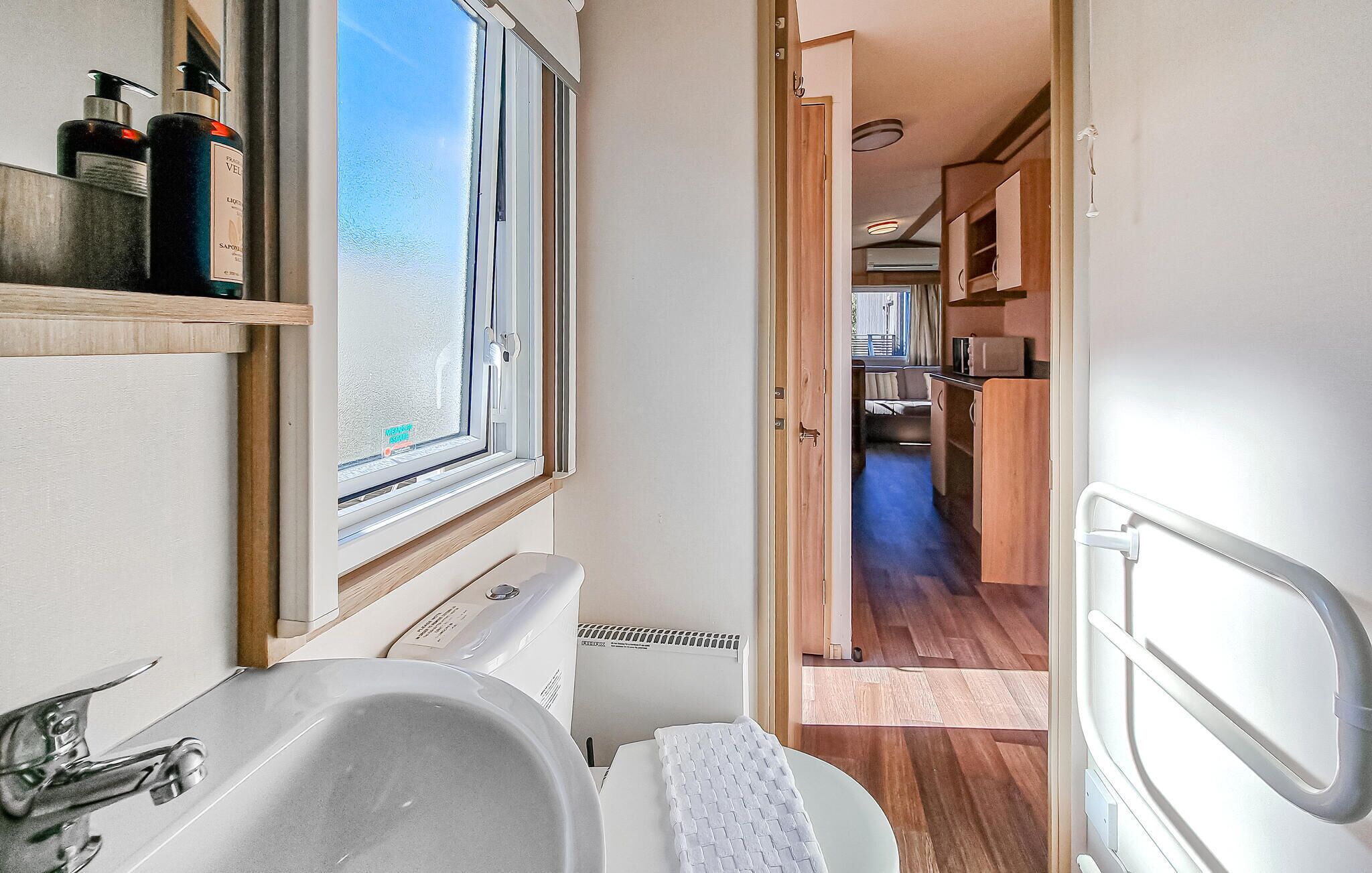 Fridge, oven, stovetop, coffee/tea maker