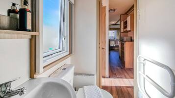 Kühlschrank, Ofen, Herdplatte, Wasserkocher mit Kaffee-/Teezubehör