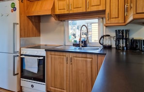 Fridge, dishwasher, coffee/tea maker