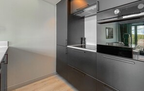 Refrigerador, horno, lavavajillas y cafetera y tetera 