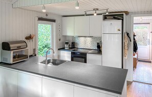 Réfrigérateur, plaque de cuisson, lave-vaisselle, cafetière/bouilloire