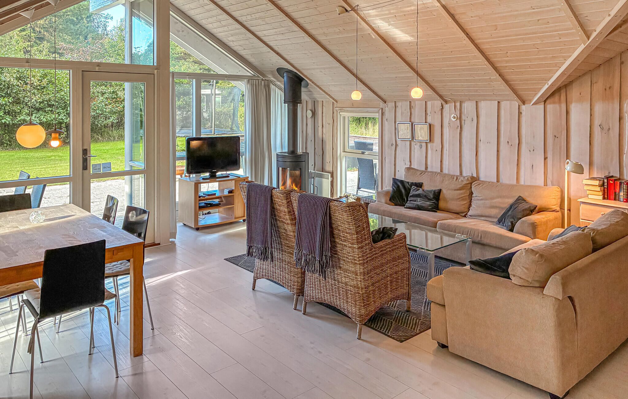 Smart-tv, dvd-spelare och en stereo