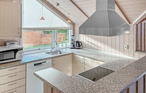 Réfrigérateur, plaque de cuisson, lave-vaisselle, cafetière/bouilloire