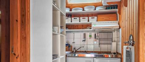 Fridge, stovetop, coffee/tea maker