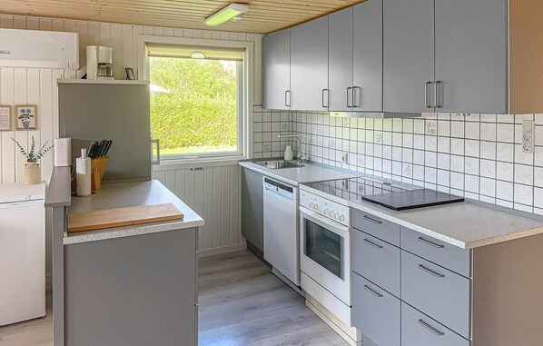 Réfrigérateur, un four, surface de cuisson, lave-vaisselle