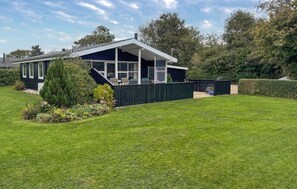 A modern house with a covered patio, a lawn, and a garden. - 3 bedroom amazing home in Hemmet (Hemmet)