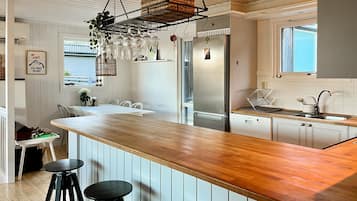 Kjøleskap, ovn, kokeplater og oppvaskmaskin