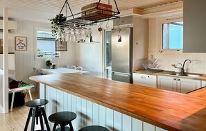 Kjøleskap, ovn, kokeplater og oppvaskmaskin