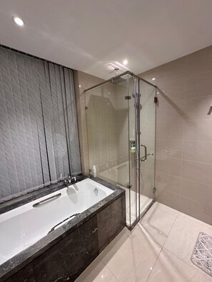 Een douche, handdoeken, zeep, toiletpapier