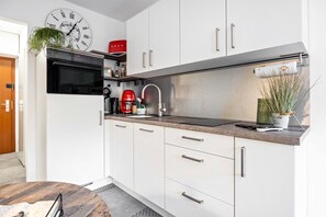 Geladeira, micro-ondas, lava-louças, cafeteira/chaleira