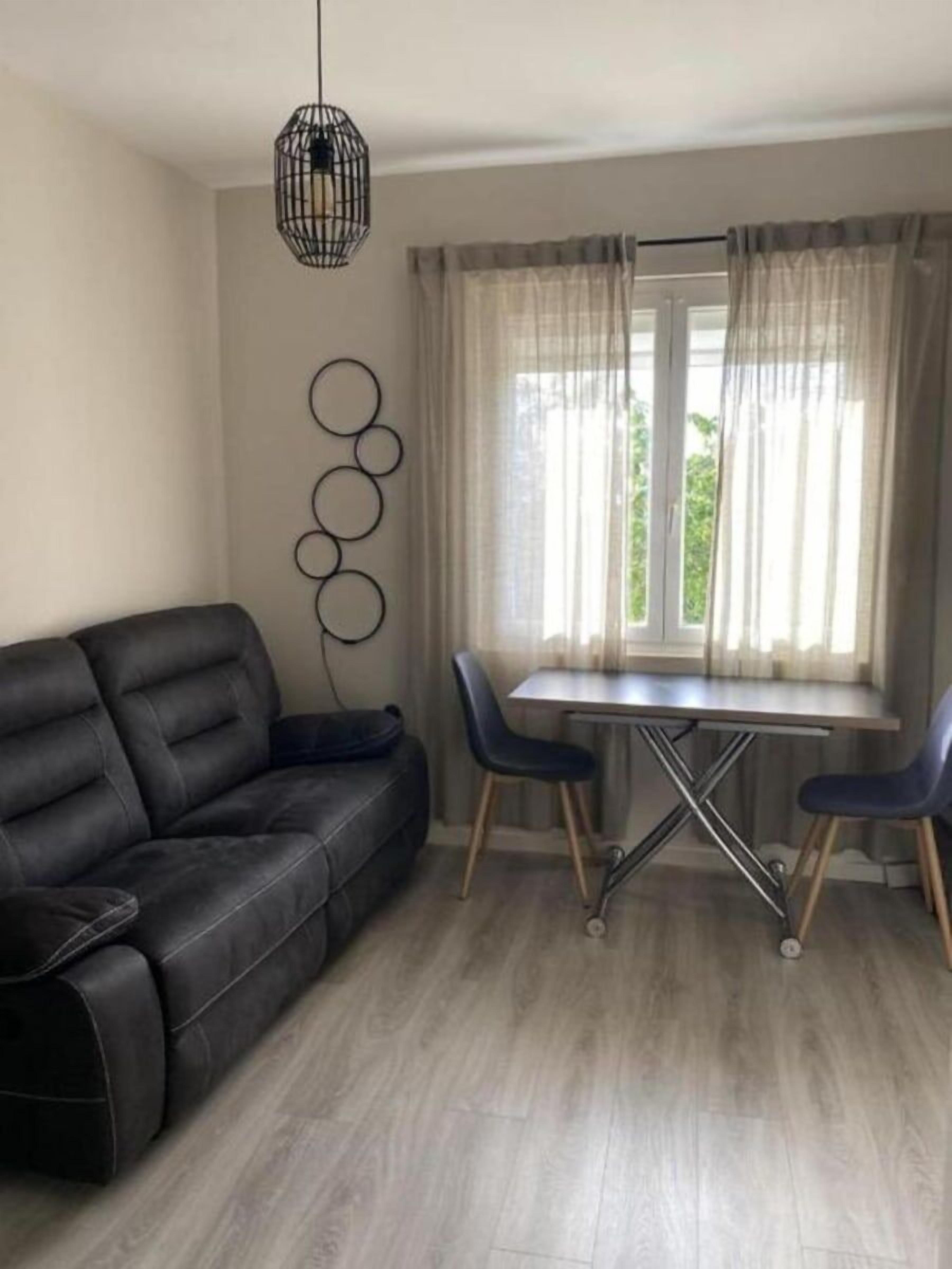 Apartamento clásico, vistas al jardín | Zona de estar | Una televisión