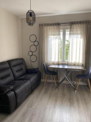 Classic Apartment, Garden View | Living area