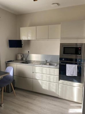 Classic Apartment, Garden View | Private kitchen