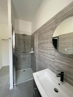 Deluxe Studio, Garden View | Bathroom - Appart Hôtel Sous les pins (Martigues)