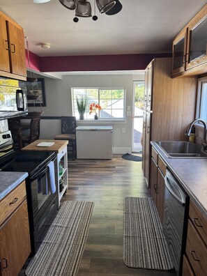 Mikrobølgeovn, ovn, kokeplater og oppvaskmaskin