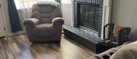 Smart-tv, eldstad och böcker