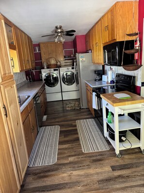 Mikrobølgeovn, ovn, kokeplater og oppvaskmaskin