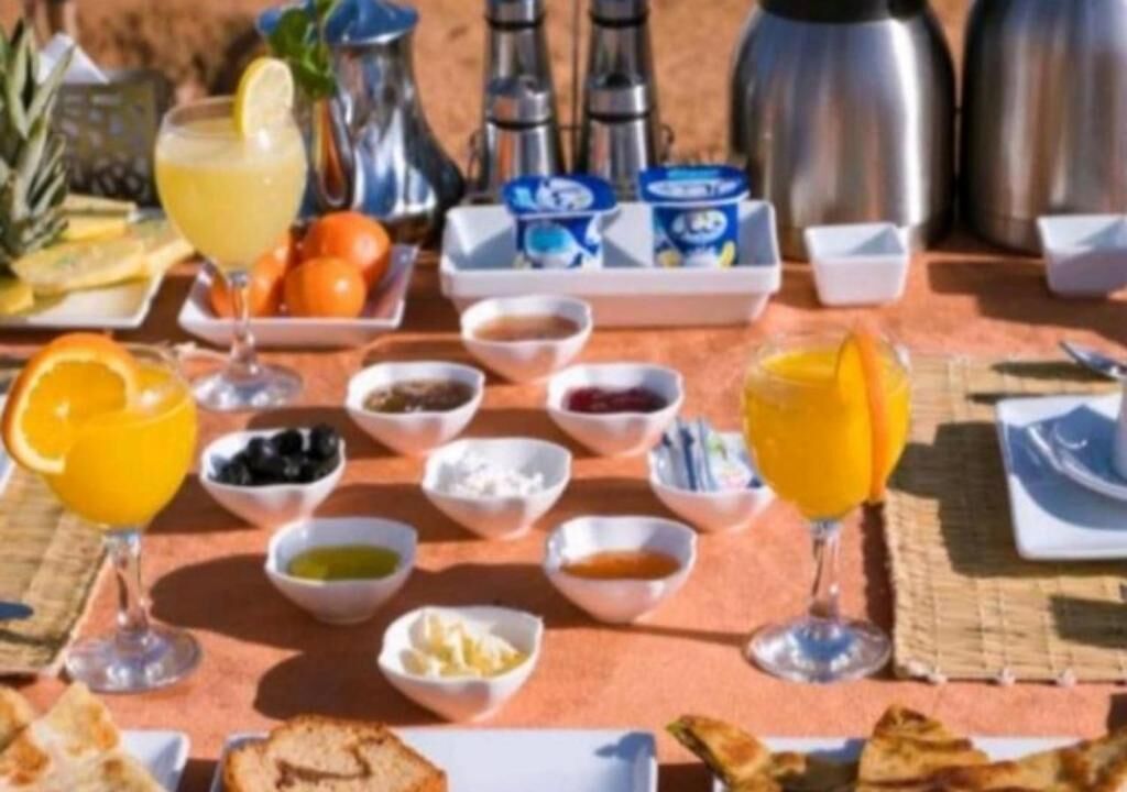Una mesa con diferentes alimentos y bebidas para el desayuno.