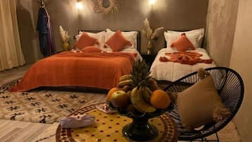 Schreibtisch, laptopgeeigneter Arbeitsplatz, Verdunkelungsvorhänge