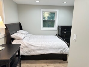 3 slaapkamers, een strijkplank/strijkijzer, wifi, beddengoed
