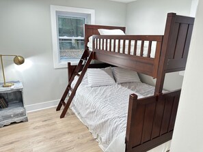 3 bedrooms, iron/ironing board, WiFi, bed sheets