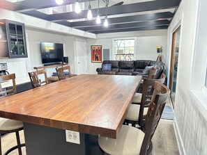 Dining - Enjoy your Saffron Farms stay: Wooded Serenity on 18 Acres — Wine & Golf Nearby (Benton Harbor)